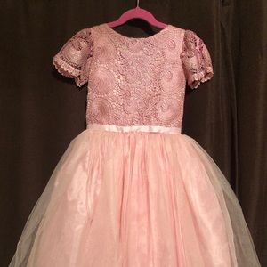 Rose toddles dress!! Size fits 5T maybe 6T.